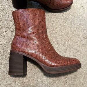 Universal threads boots